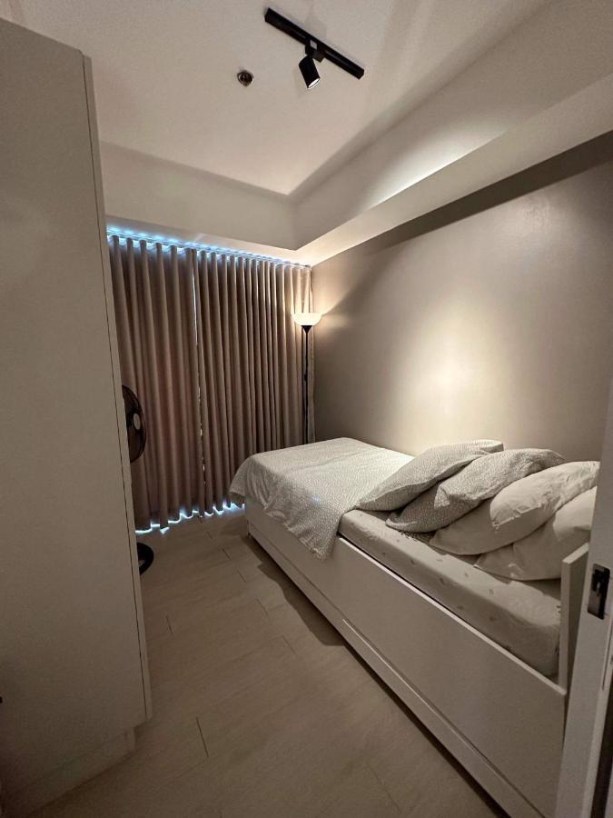 Azure Urban Resort Residence R&C - Paranaque Манила Экстерьер фото