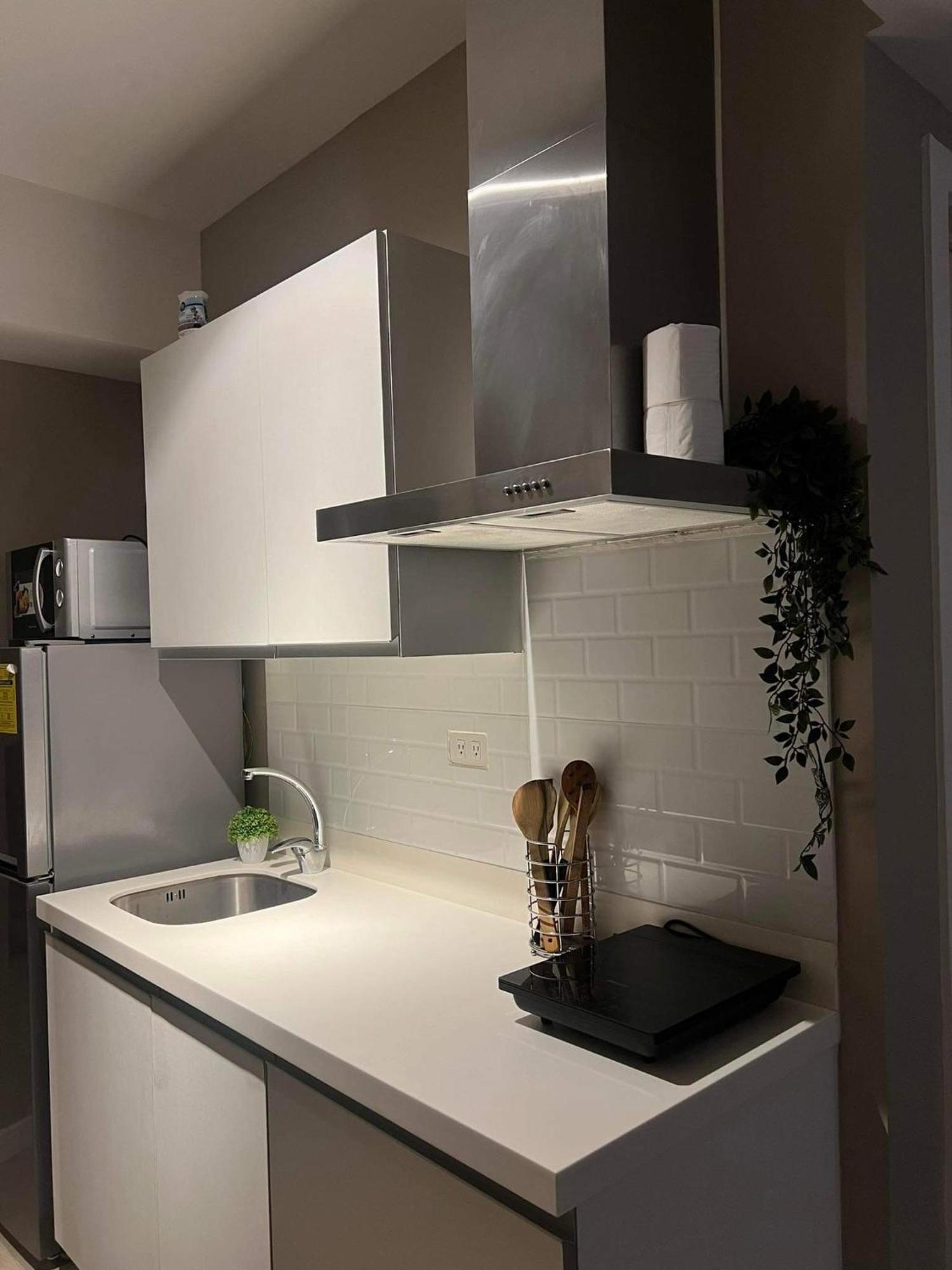 Azure Urban Resort Residence R&C - Paranaque Манила Экстерьер фото